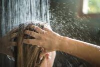 Apakah mandi air panas membuat rambut Anda kurang berwarna
